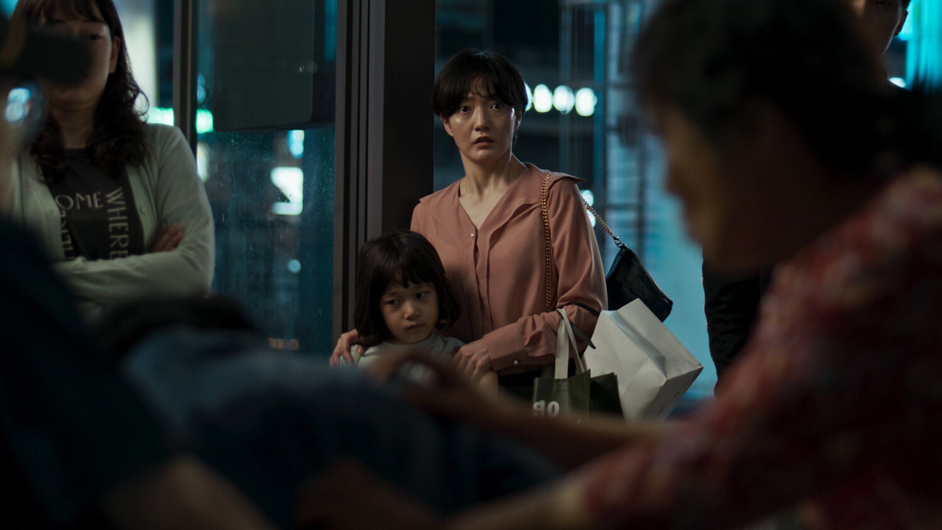 가짜 팔로 하는 포옹 (2022) - 왓챠피디아